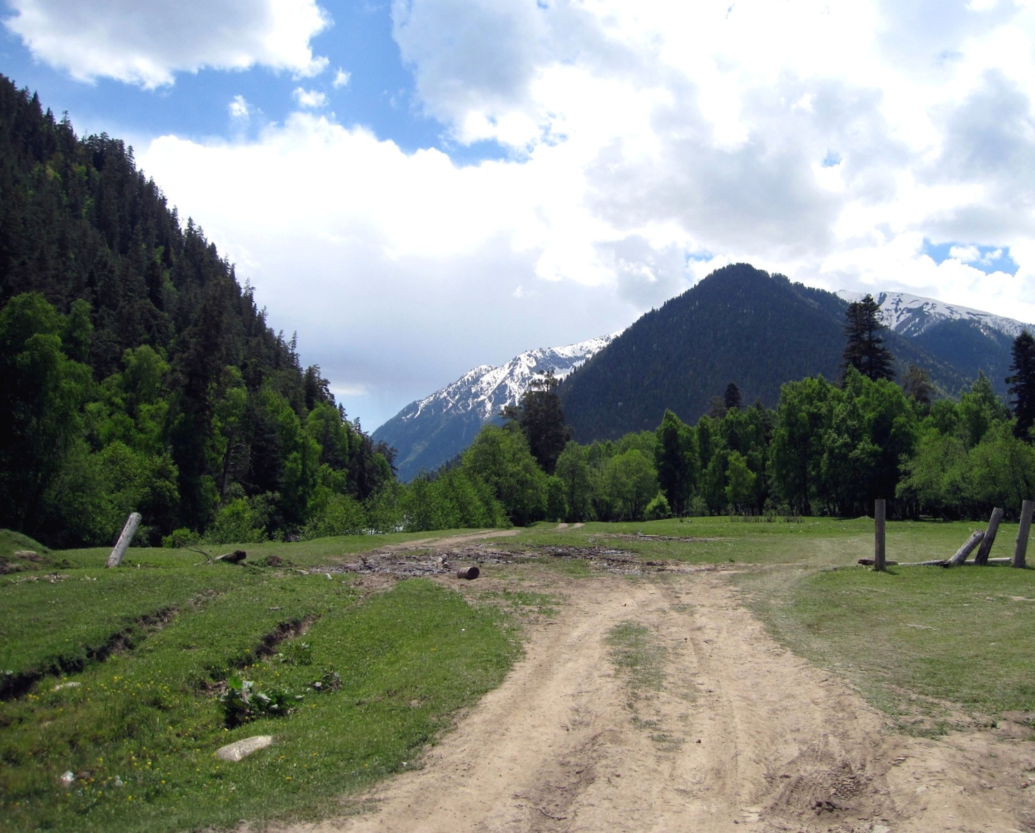 Дорога, ведущая к горам.