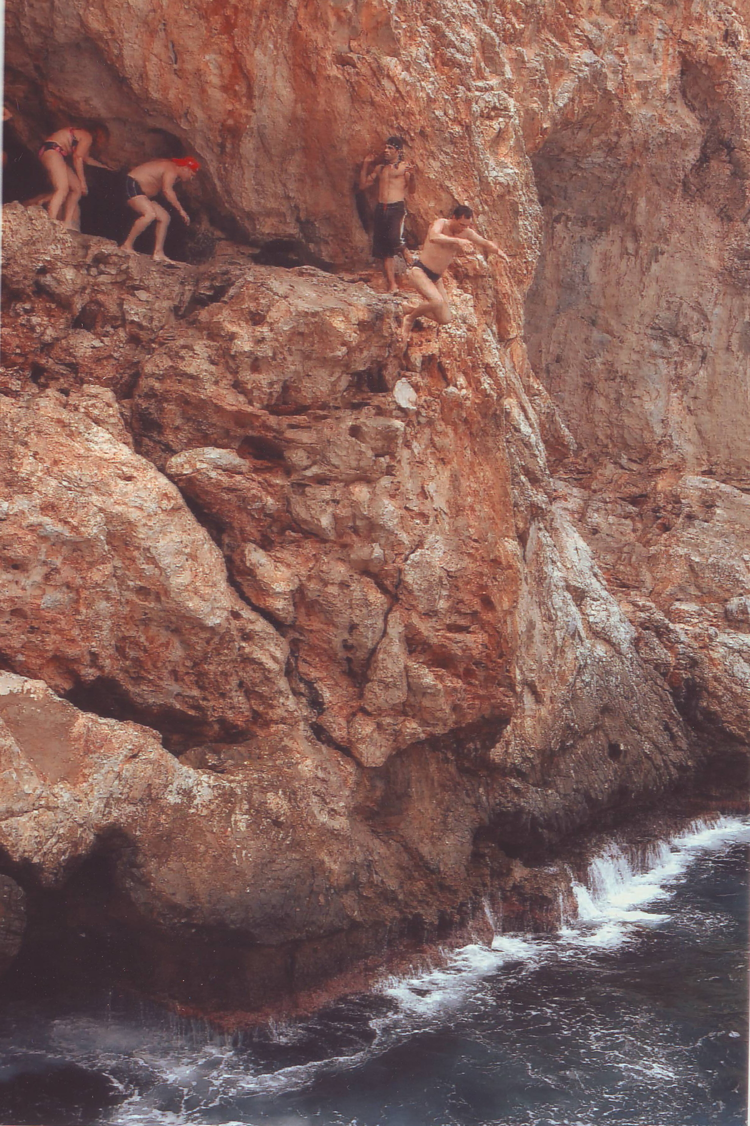 Прыжок со скалы высота 9 метров