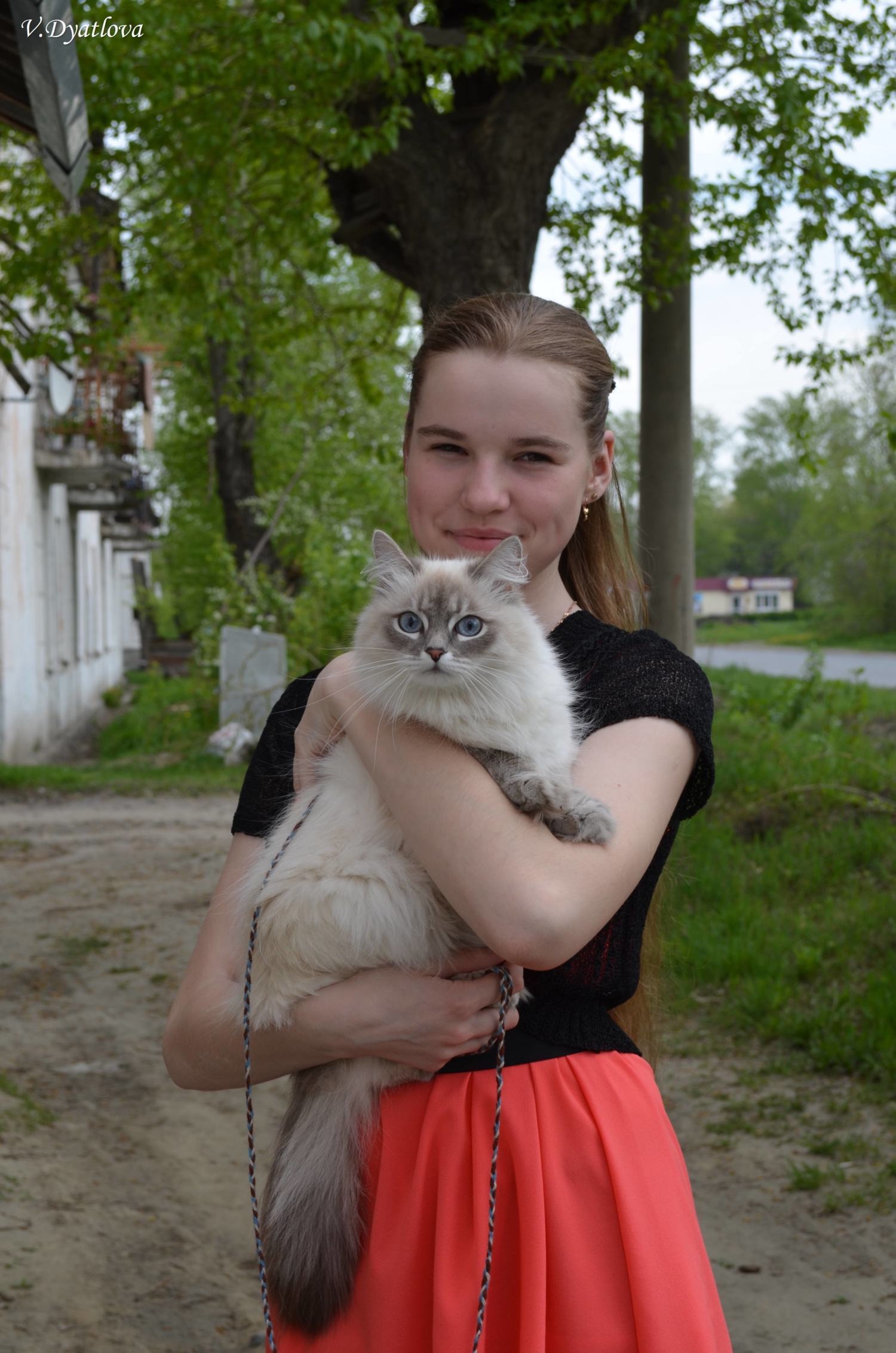 Юлия с своей кошкой "Соней"