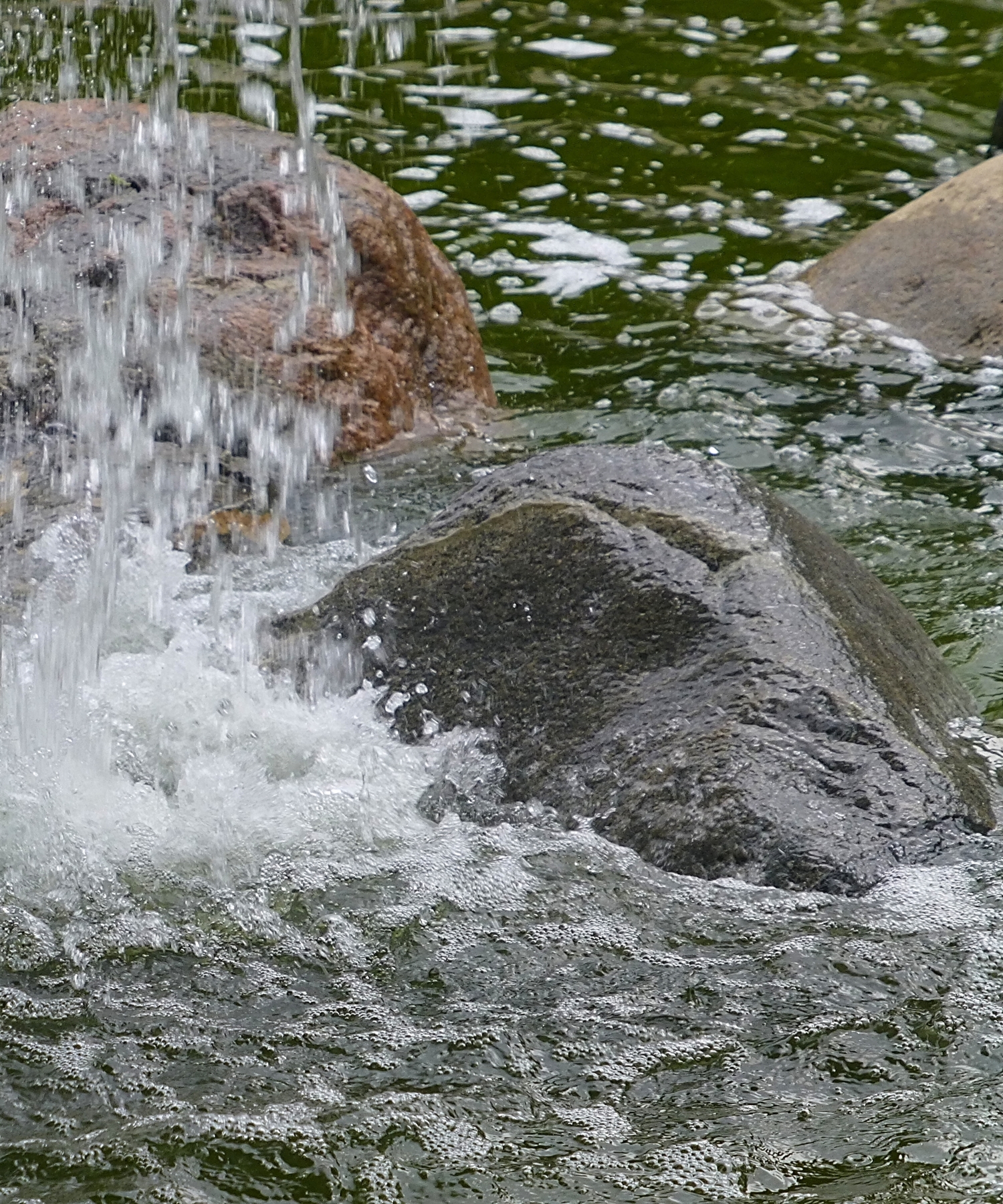 Бьется о камни вода