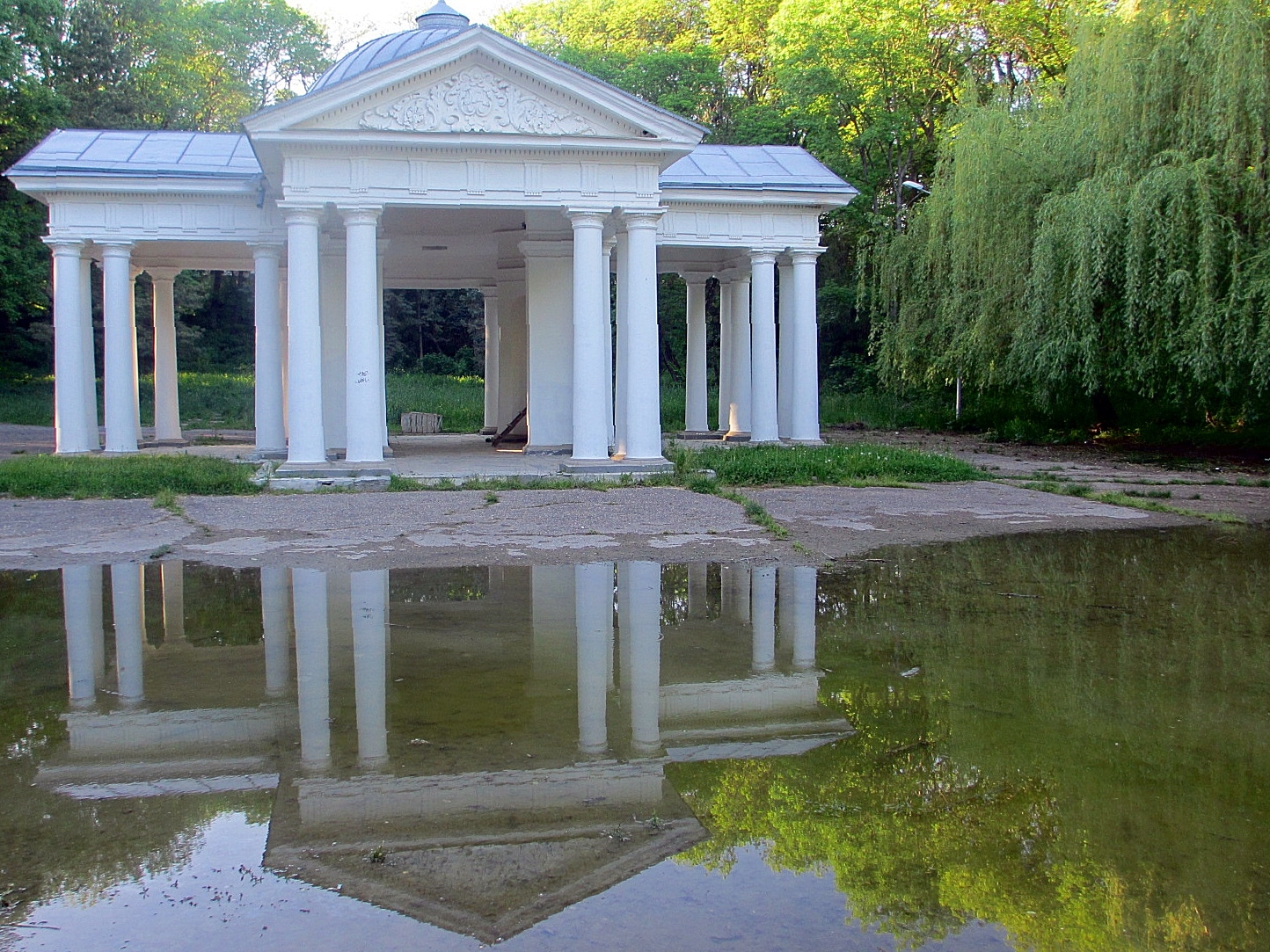 Вот такая лужа с отражением.