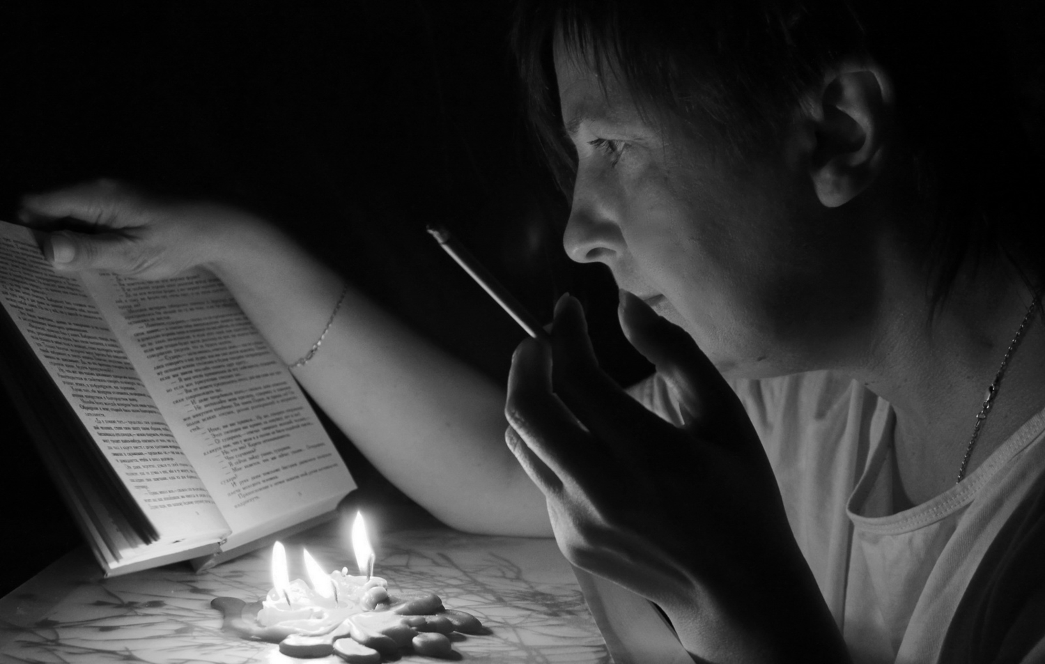 Мужик читает стих. Чтение книг при свечах. Мужчина читает. Пишет при свечах. Писатель в тишине.