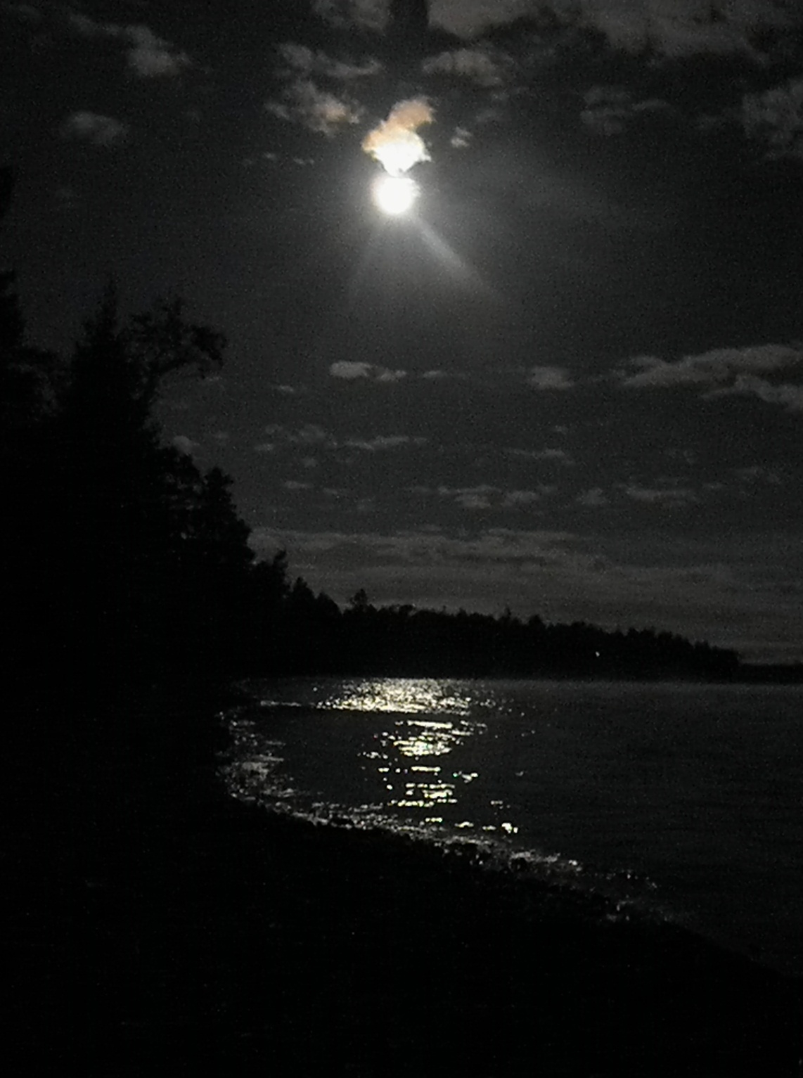 луна на озере