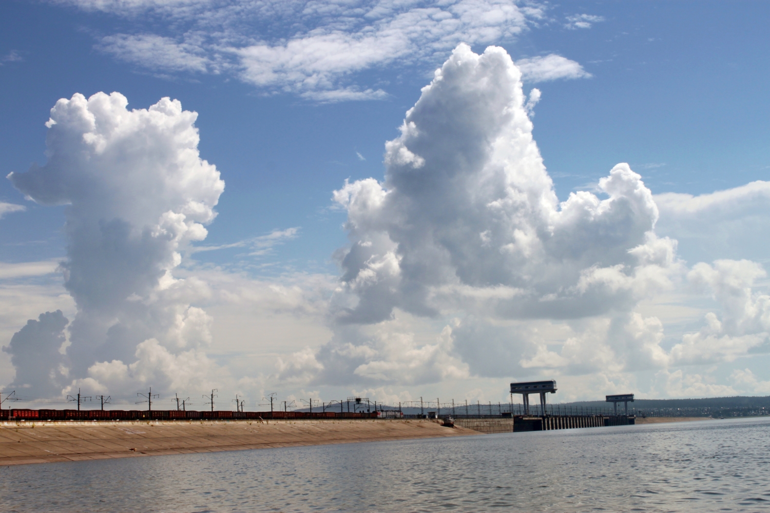 Облака над Братской ГЭС.