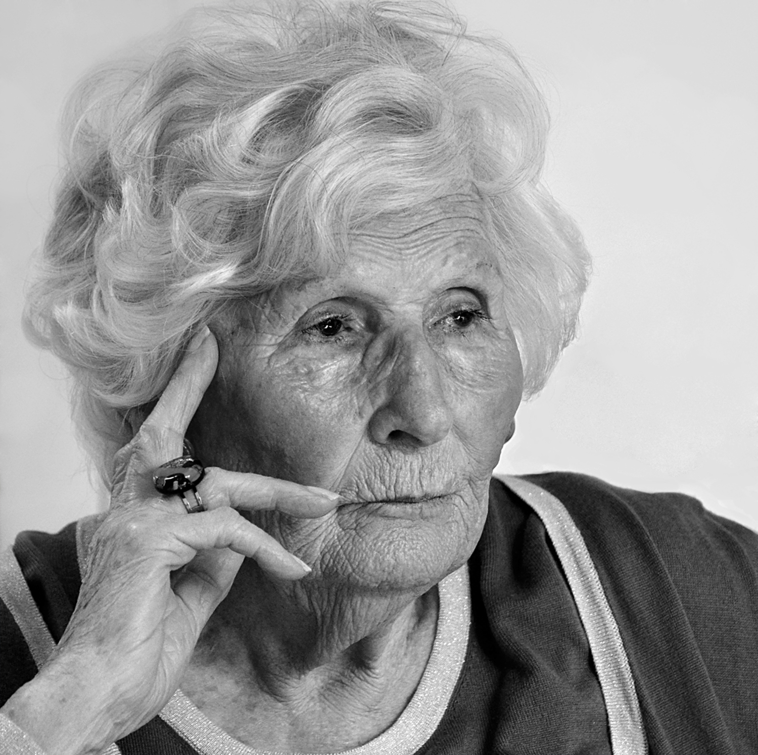 Нужный шестьдесят. Портрет пожилой женщины. Портреты пожилых людей. Фотопортрет женщины в возрасте. Фотопортрет пожилой женщины.