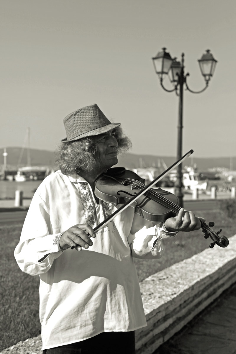 Окуджава скрипка. Окуджава музыкант. Музыкант играет на скрипке. Старик играет на скрипке.