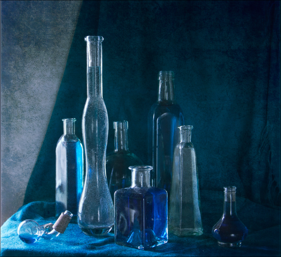 Этюд с бутылками в синем