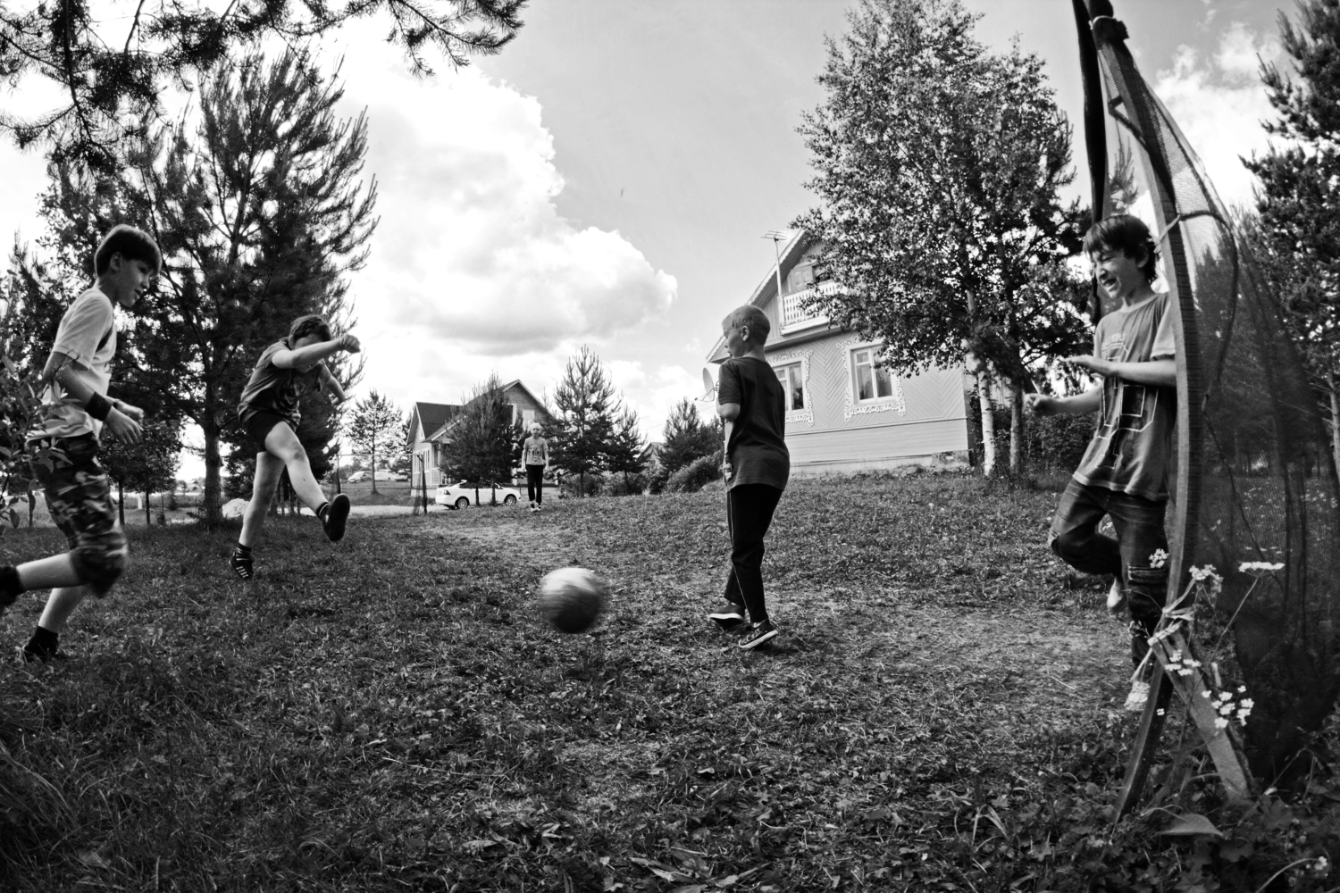 Старые игры детства. Футбол во дворе. Дворовый футбол в деревне. Дети во дворе. Футбол дети двор.