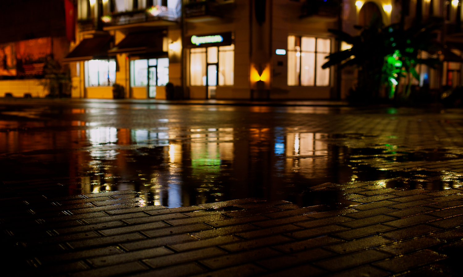 Ночью в городе дождь рисует лужи