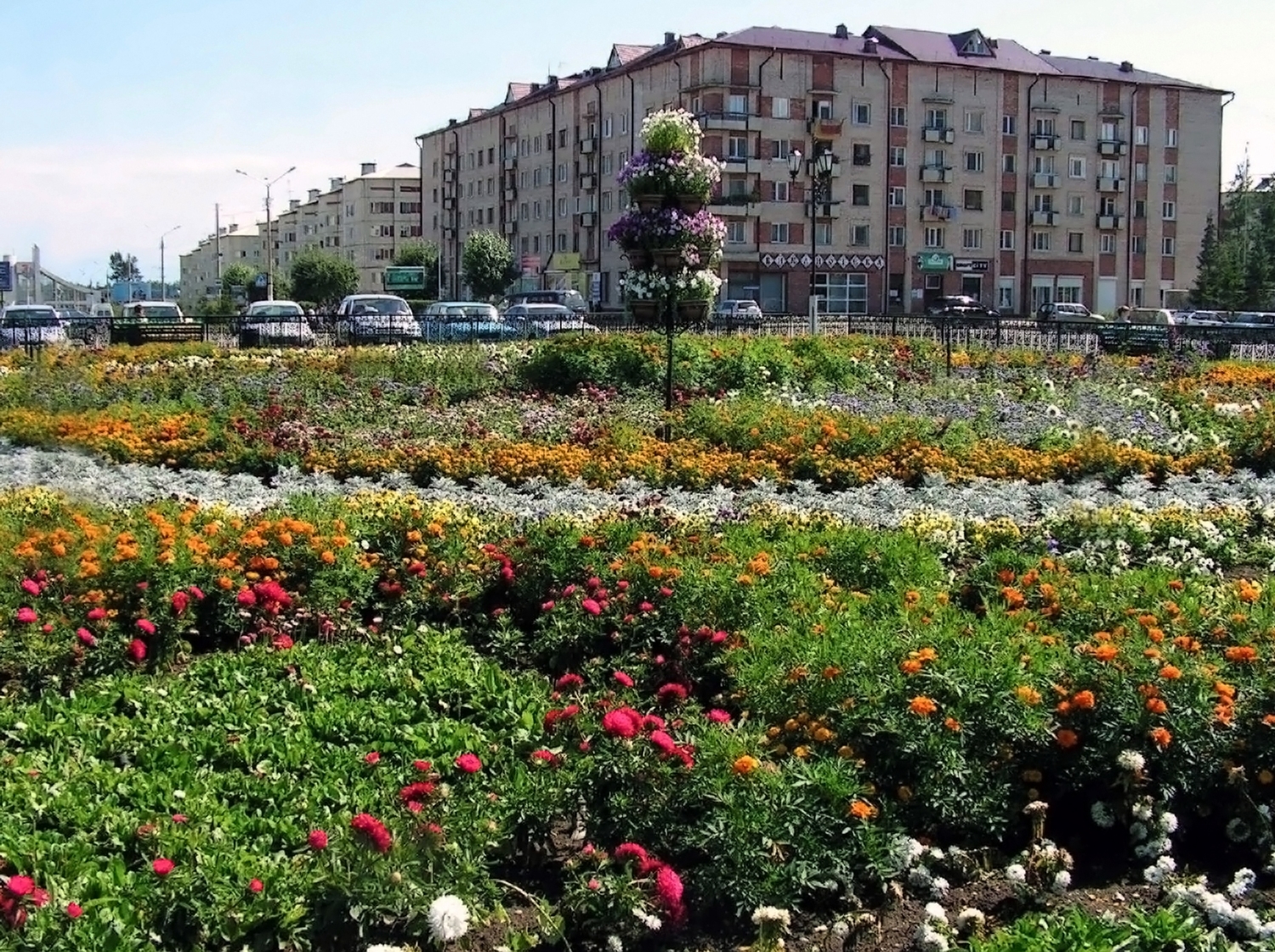 Площадь сев. Клумбы города Армянска РК. Клумбы в городе Нефтеюганск. Клумбы в городе Нижневартовске. Северная площадь.