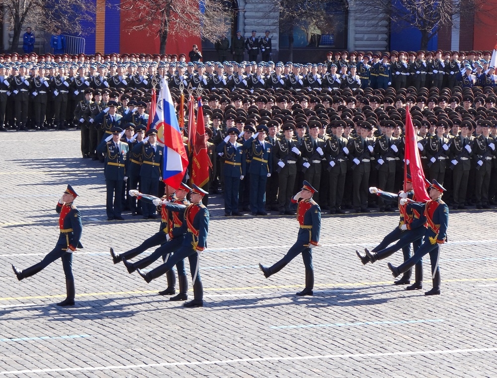 Под флаг смирно