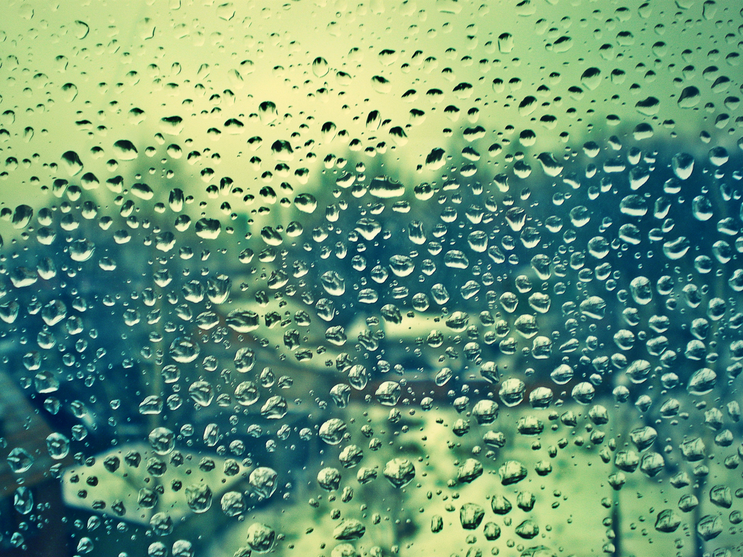 Следы дождя на стекле