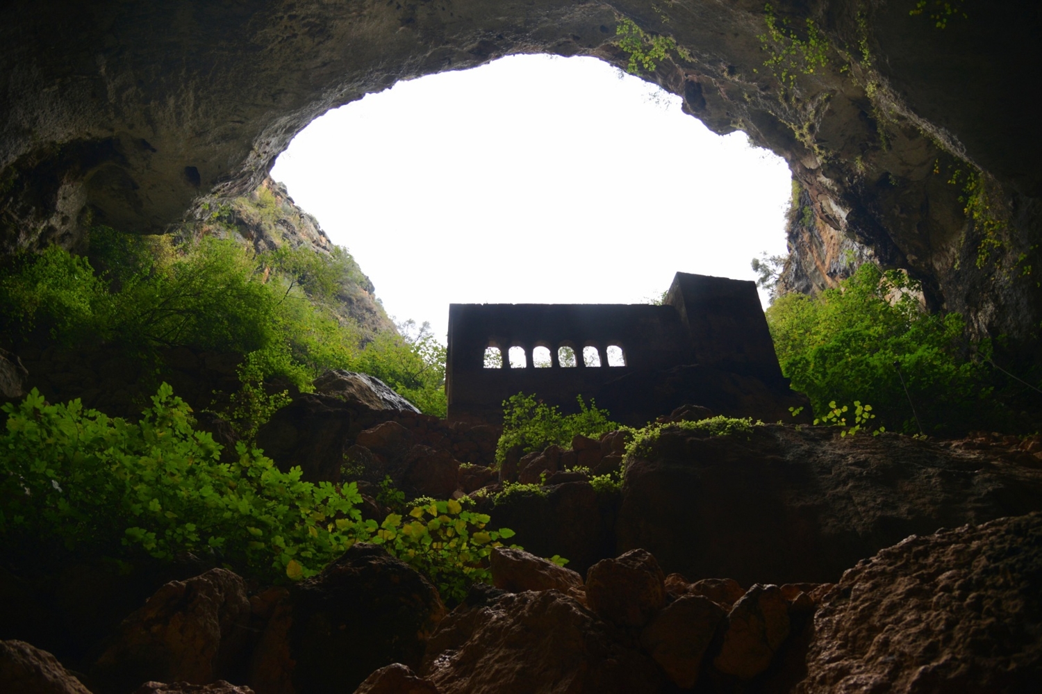 Храм у пещеры Рая