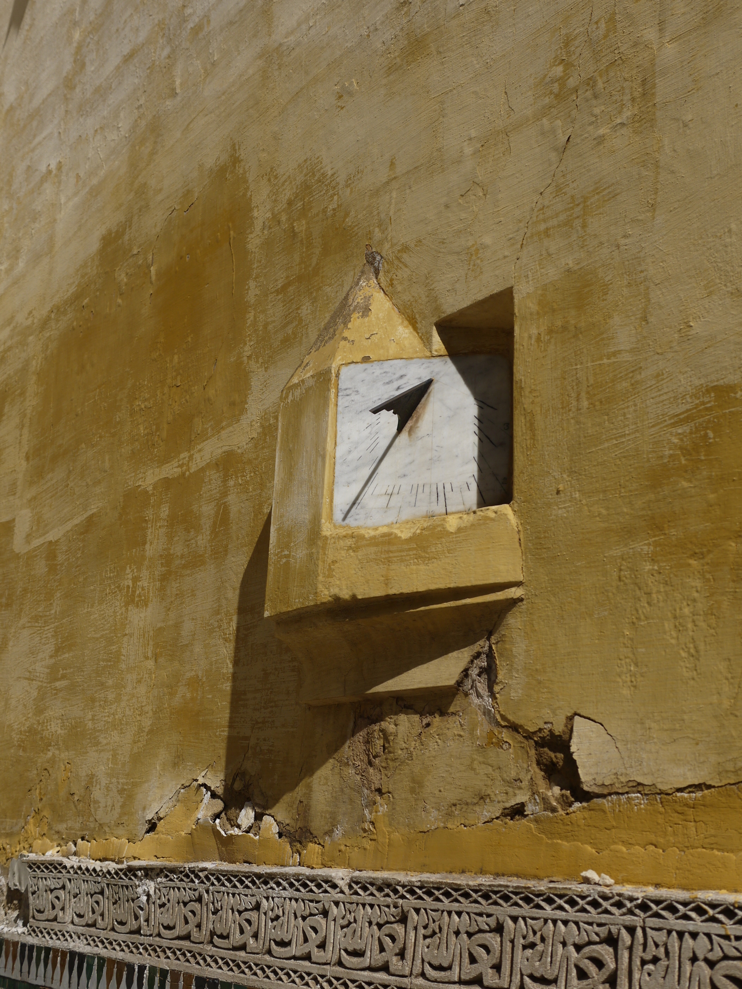 Часы на стене крепости в Марокко