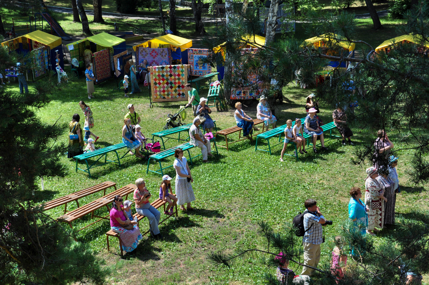 Все внимание -  на сцену