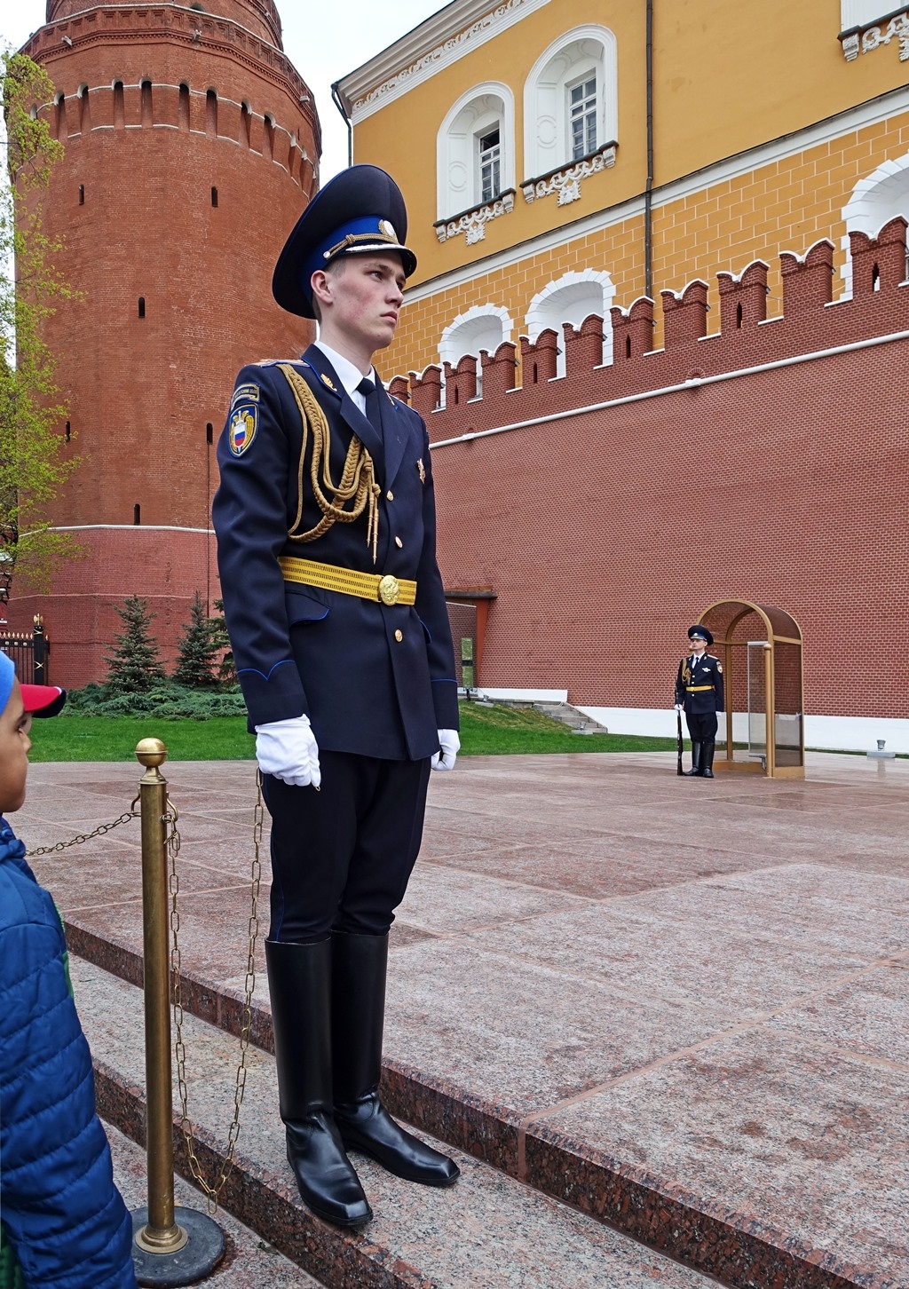 Продолжение кремлевских. Солдаты у Кремля. Курсанты Кремля. Военные у стен Кремля. Солдат на фоне Кремля.