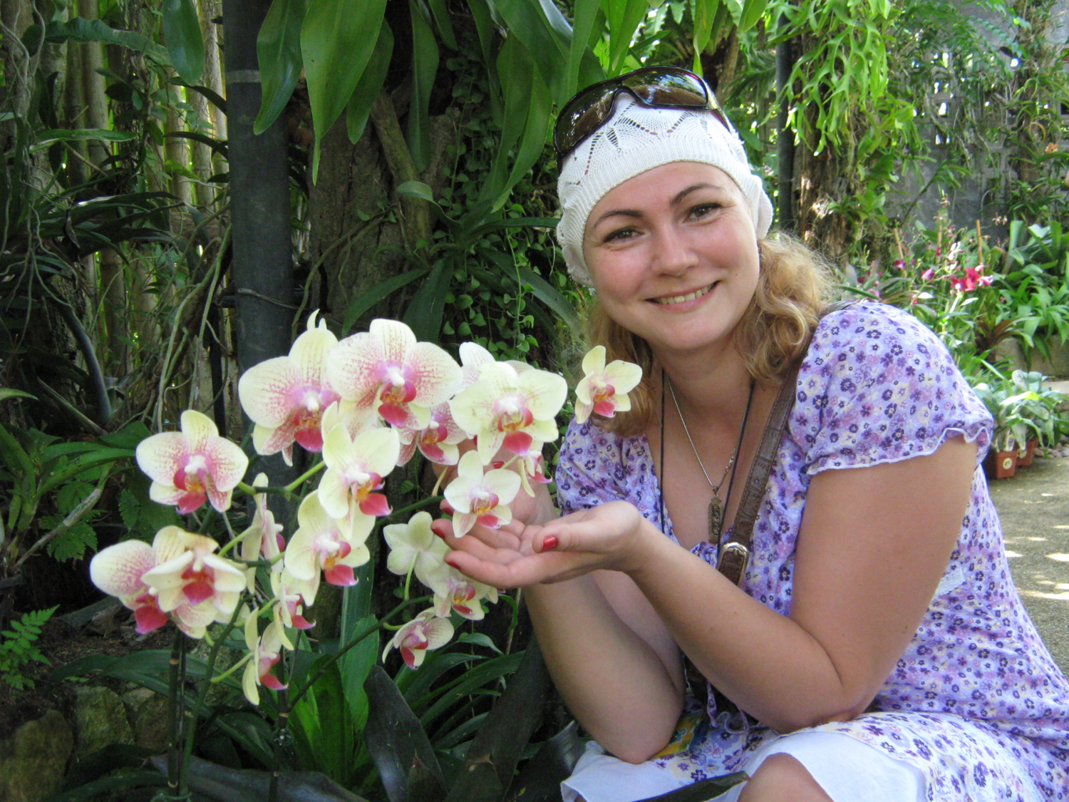 Девушка с орхидеями