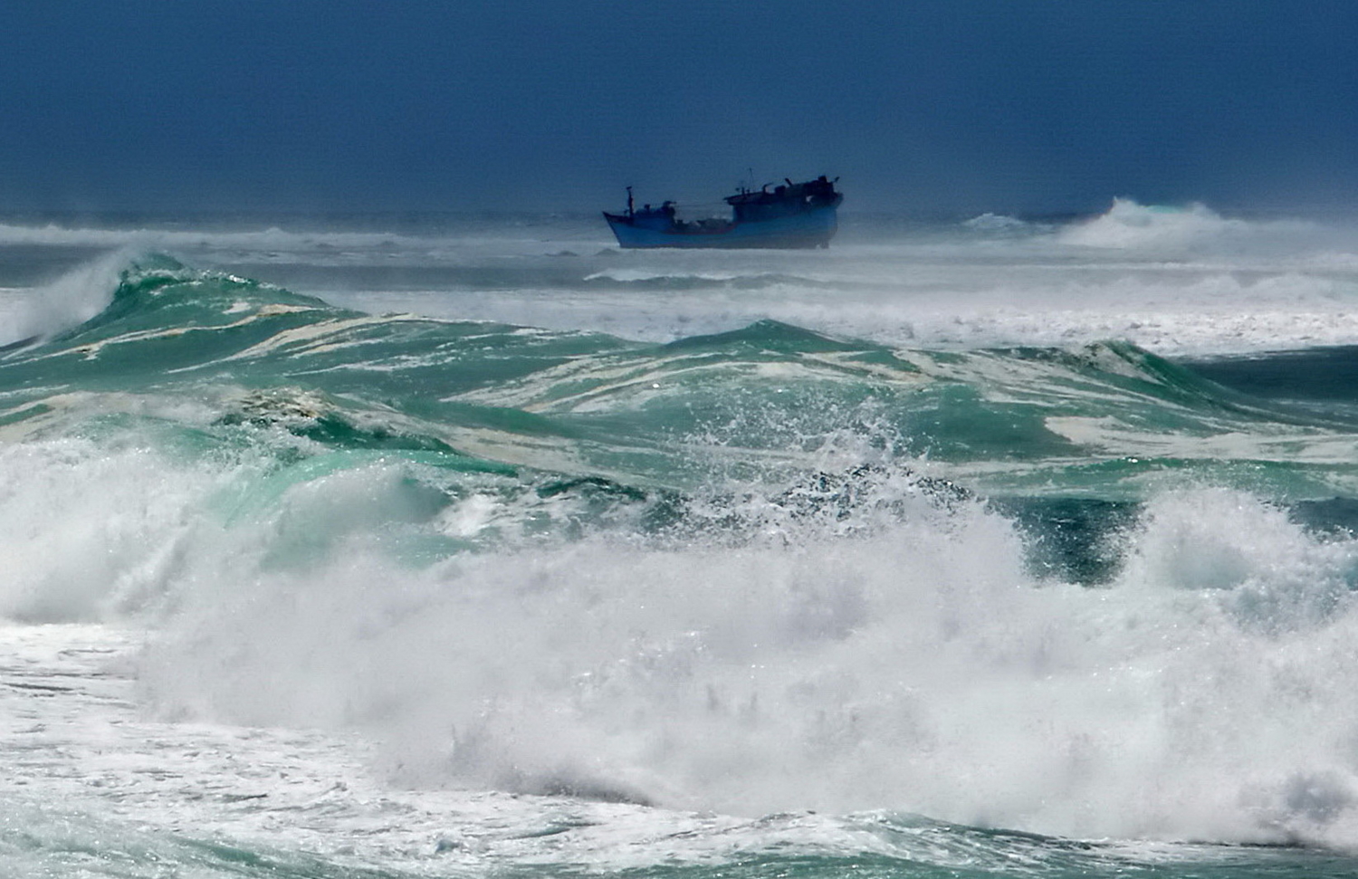 Шторм счет. Берингово море шторм. Шторм на Бали. Шторм на море фото. Корабль в шторм фото.