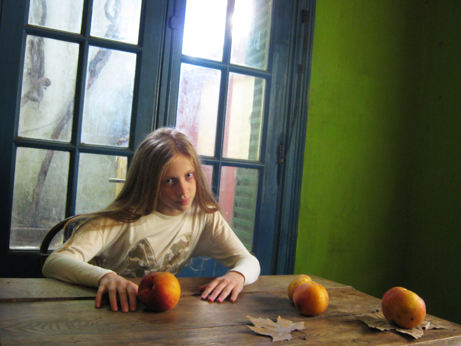 Девушка продавала персики. Девочка с персиками. Девочка с персиками косплей. Девочка с персиками картина.