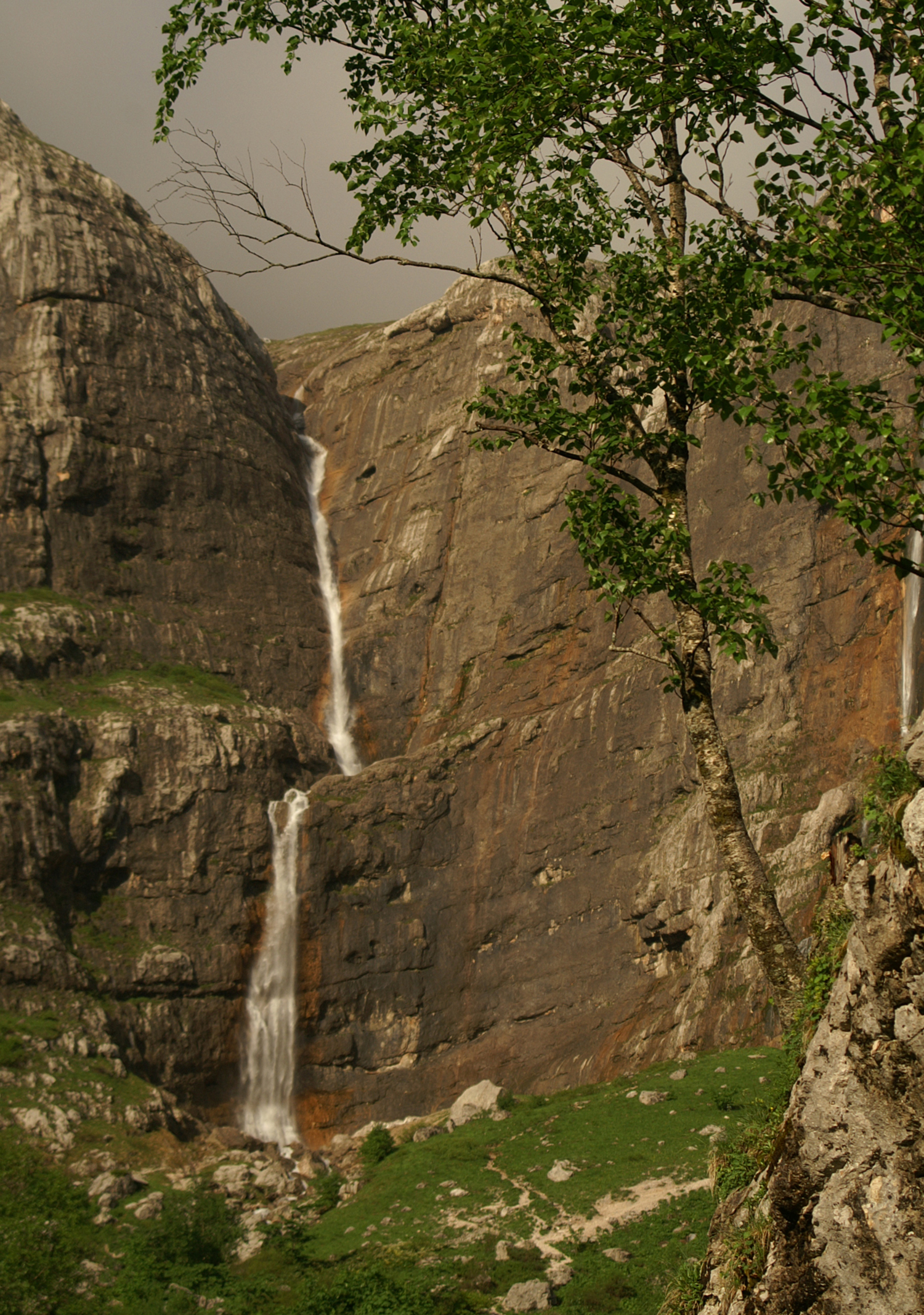 Скалы с водопадом
