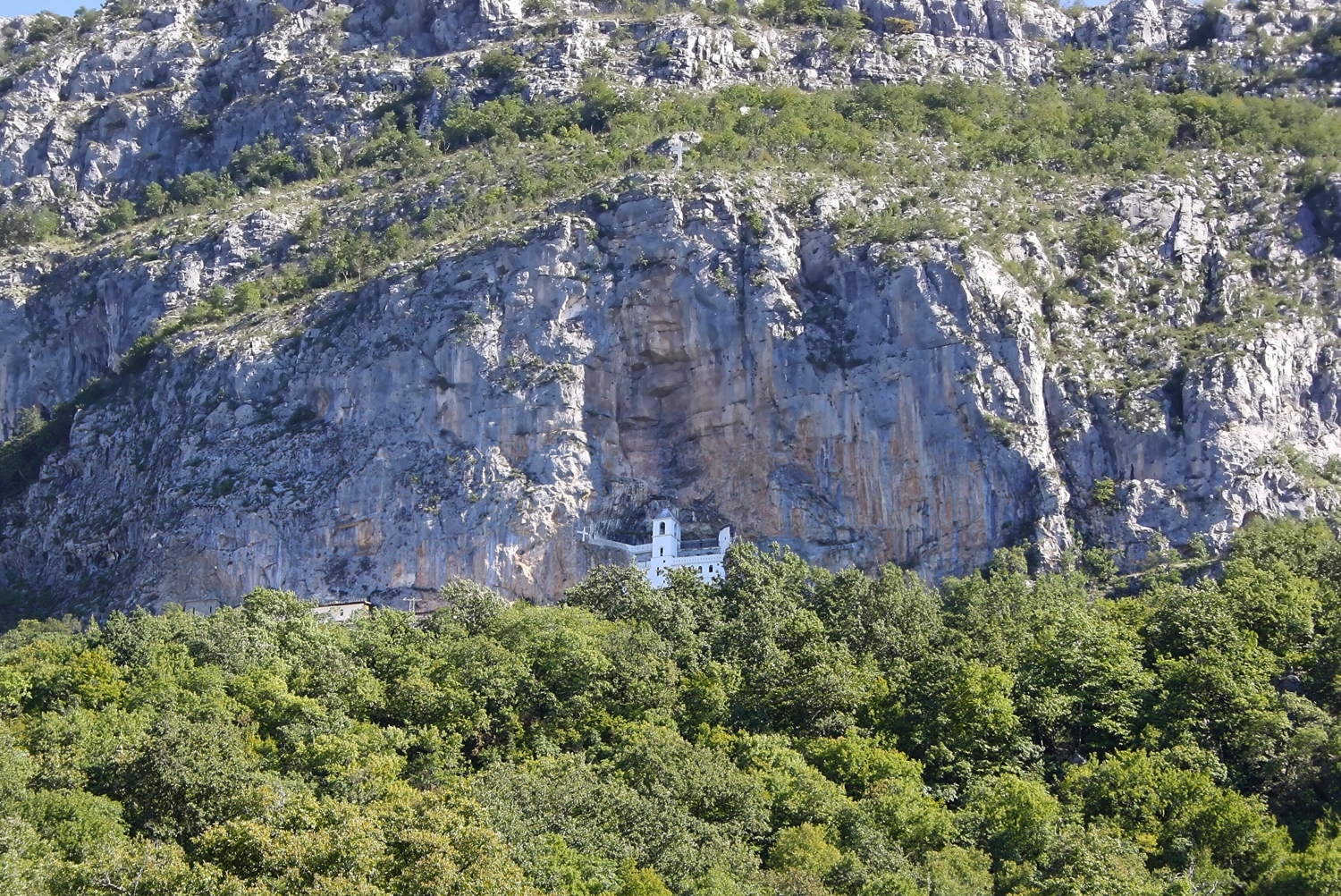 В скальной нише монастырь
