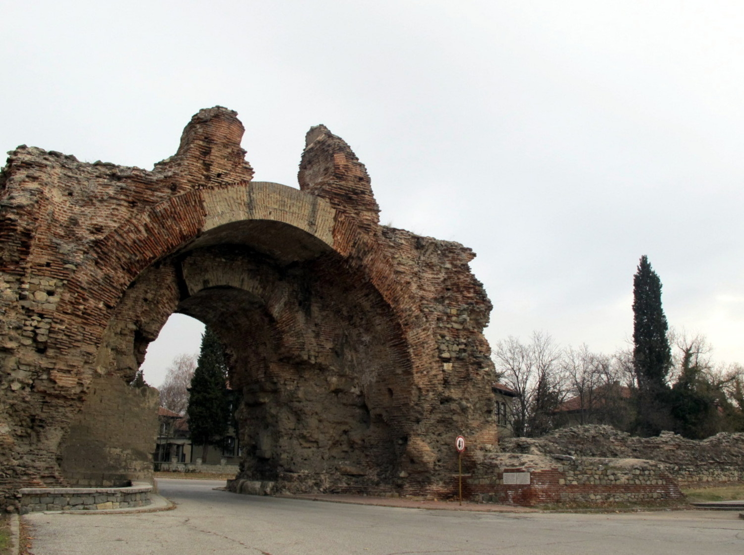 ворота древнего города Хисаря