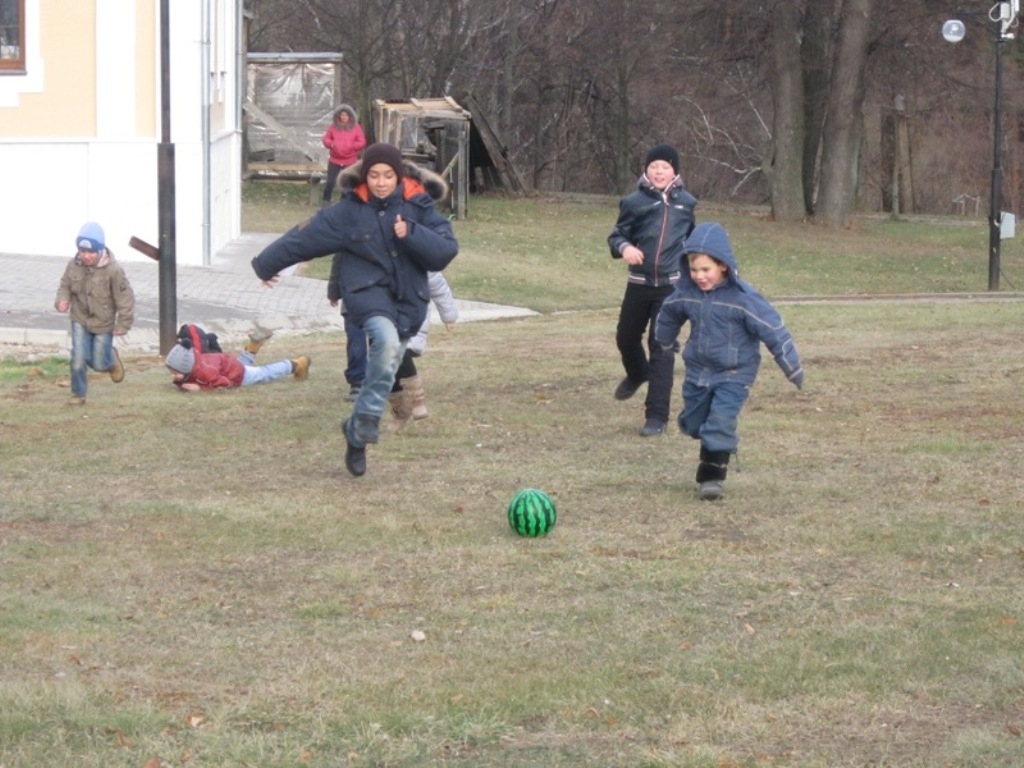 В какие игры можно играть весной. Весенние игры. Игры весной на улице для детей. Футбол на улице дети весной. Весенние игры на улице футбол.