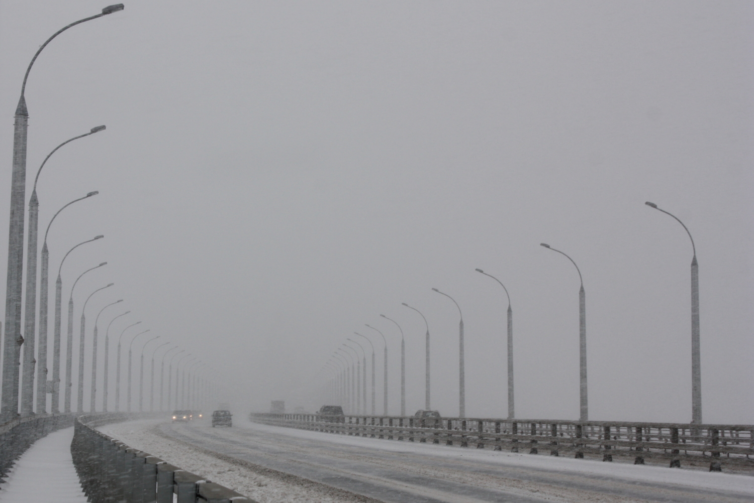 В снегопад на мосту