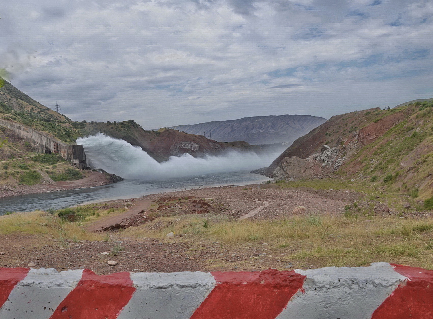 Водосброс Нурекской ГЭС.