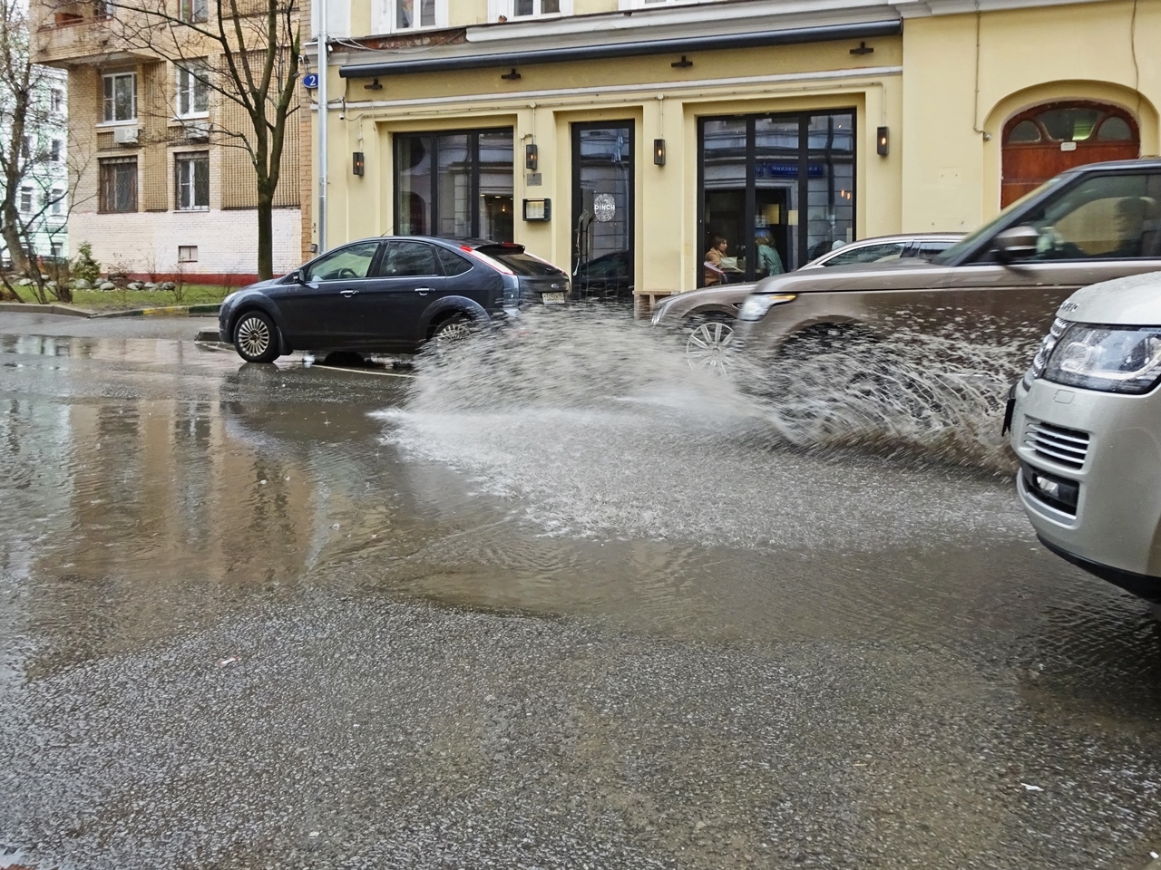 В переулке