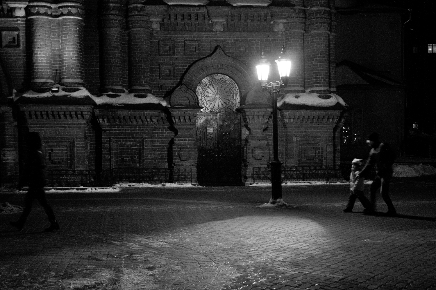 Ночь, улица, фонарь... ворота