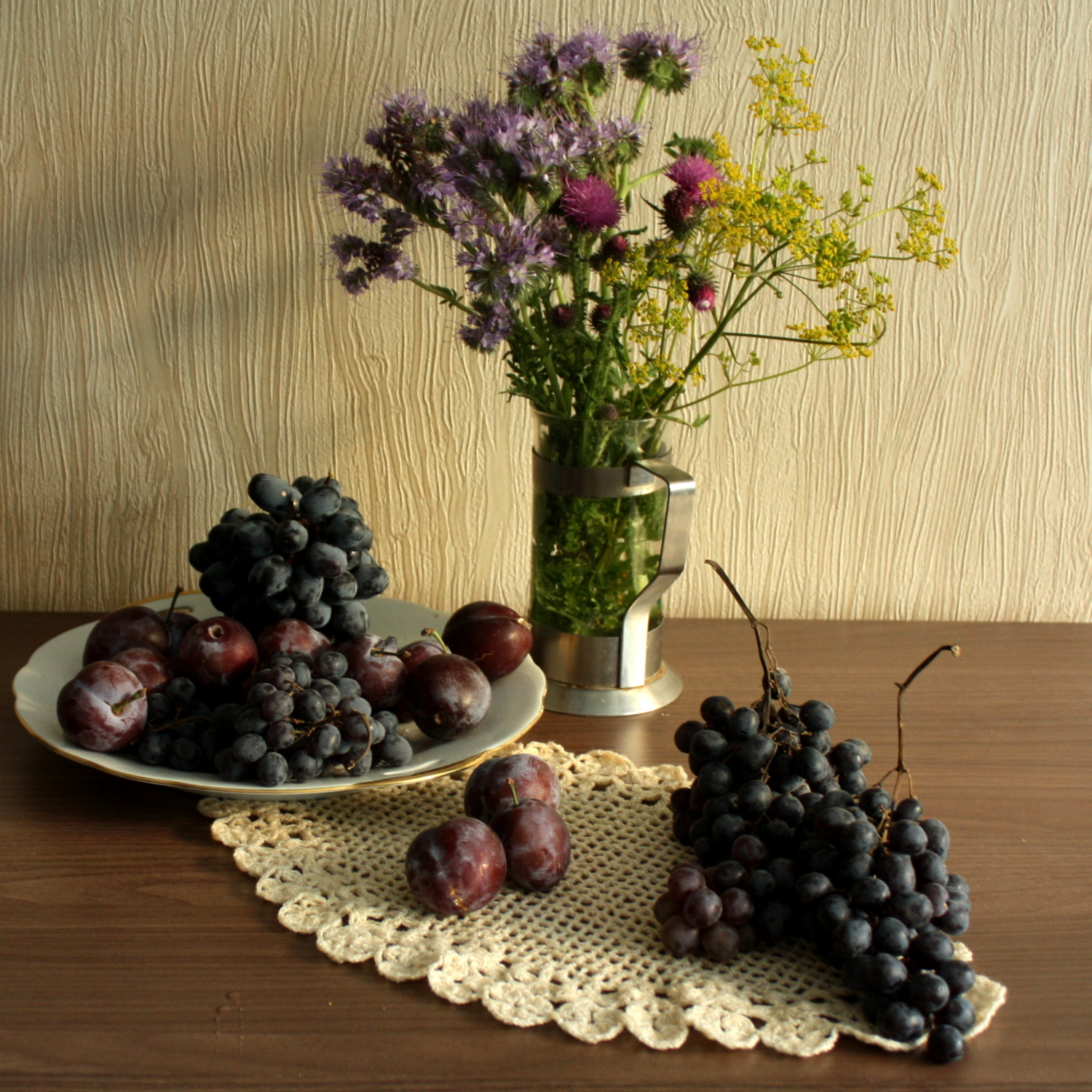 Натюрморт со сливой и виноградом