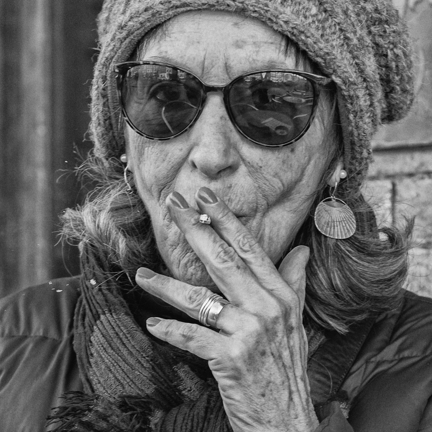 Бабки фонк. Старая женщина с сигаретой. Старушка с сигаретой.