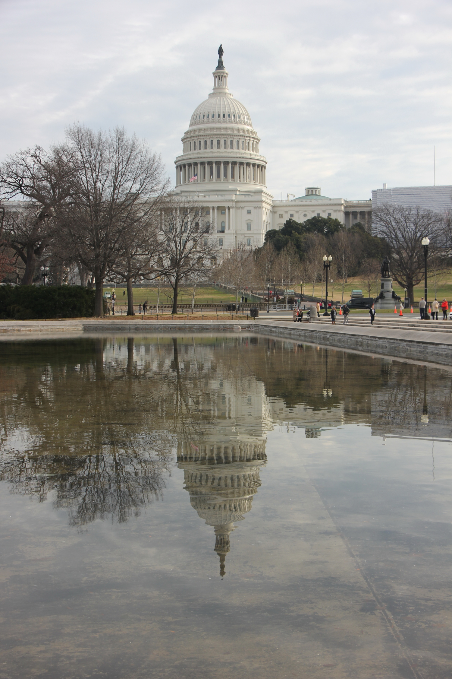 Здание конгресса США с отражением в водоёме днем.