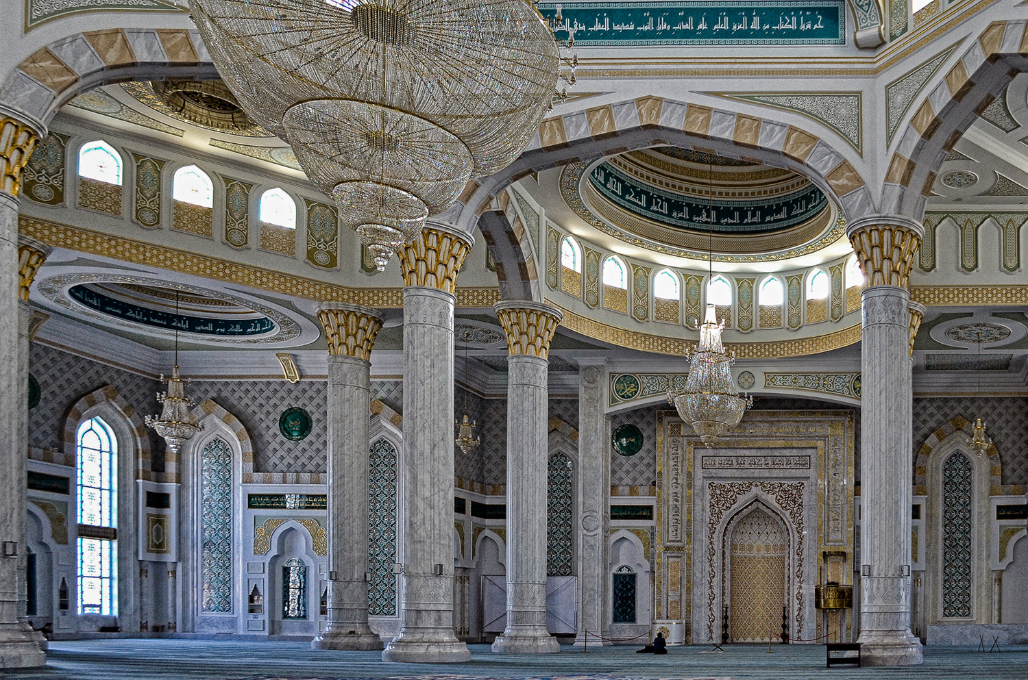 Колонны мечети Хазрет Султан