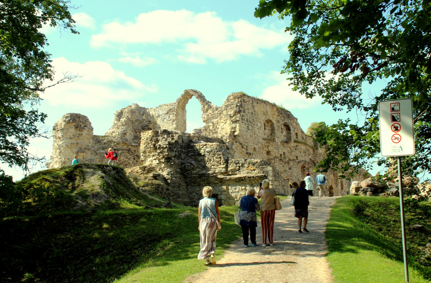 Развалины средневекового замка.