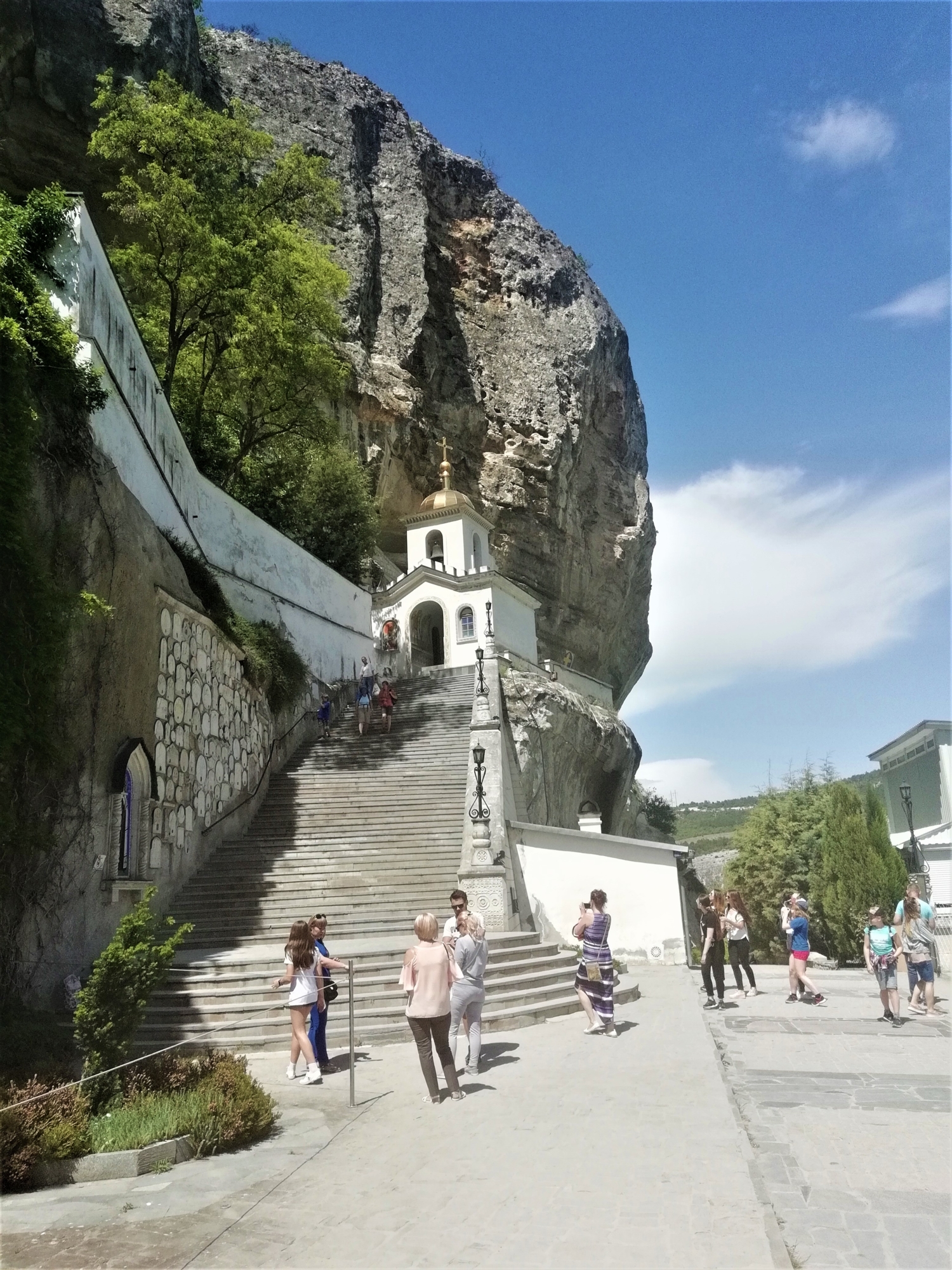 Путь в пещерный монастырь