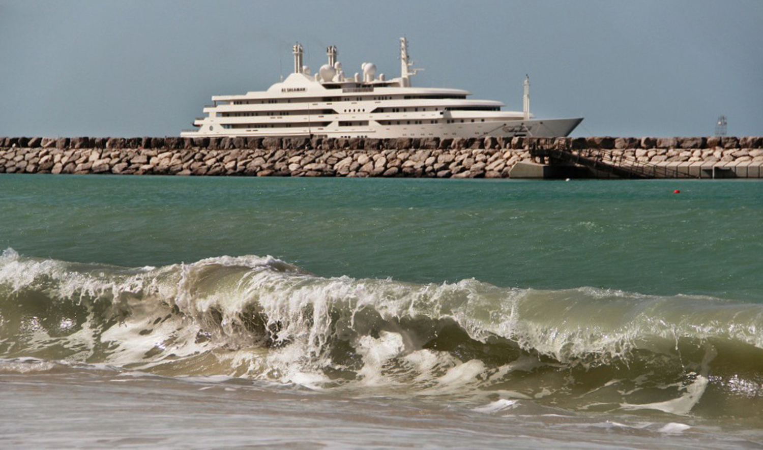 Волна на фоне яхты Принца Крови "AL SALAMAH", ОАЭ