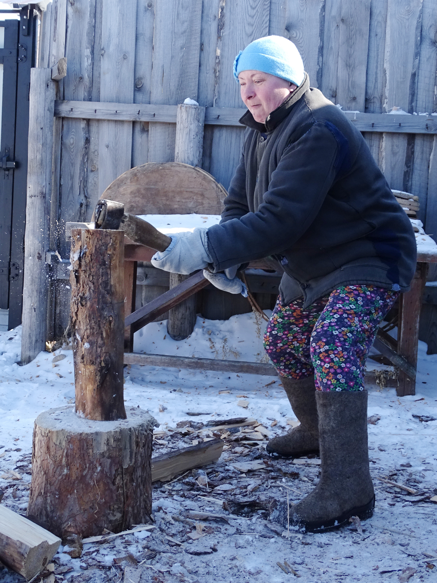 Колоть дрова - точно не женское дело
