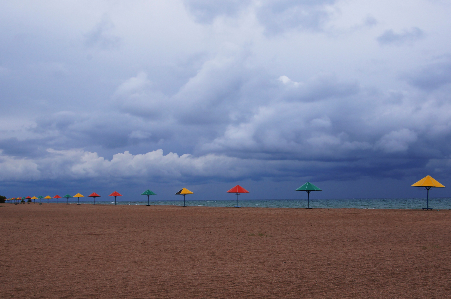 Зонтики и песок