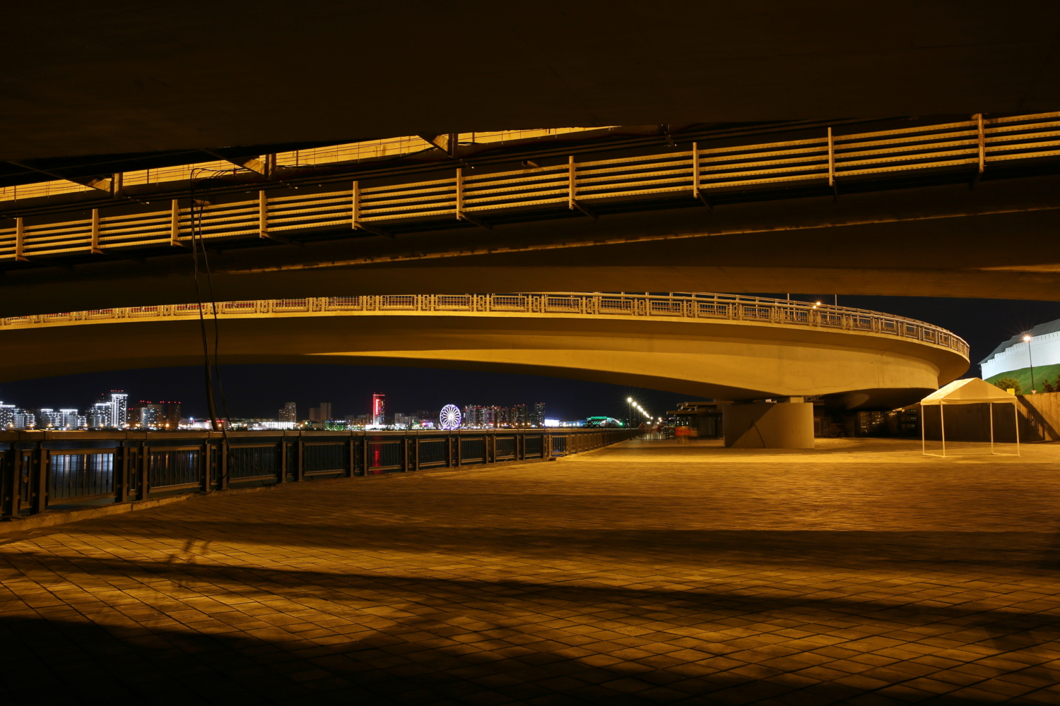 Ночью под мостом