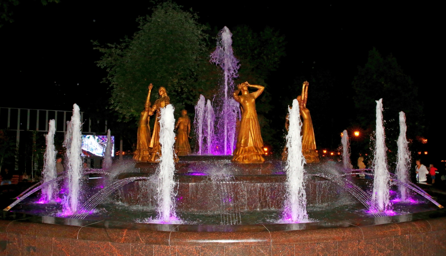 Поющий фонтан "7 девушек" в Уфе.