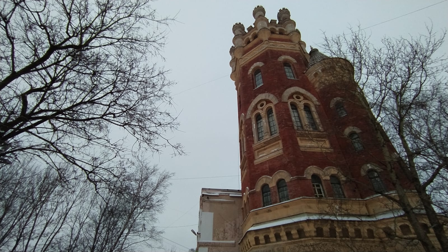 Красная башня в центре города 1