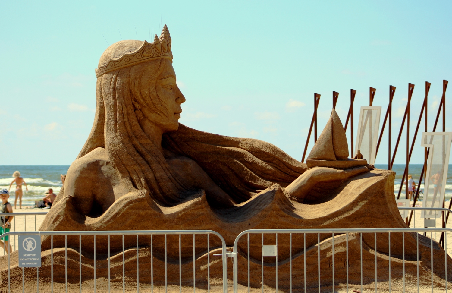 Песочная скульптура...