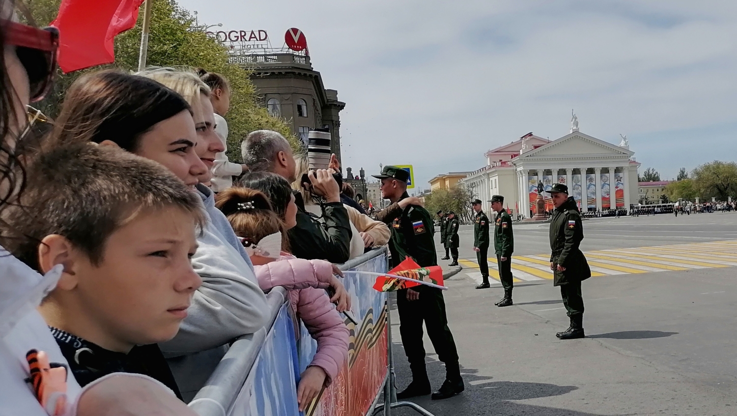 Песня помаши рукой маме