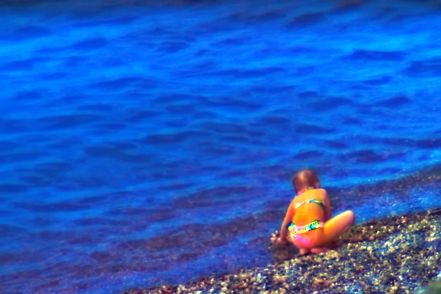 Девочке с лысиной нравится голубой цвет моря