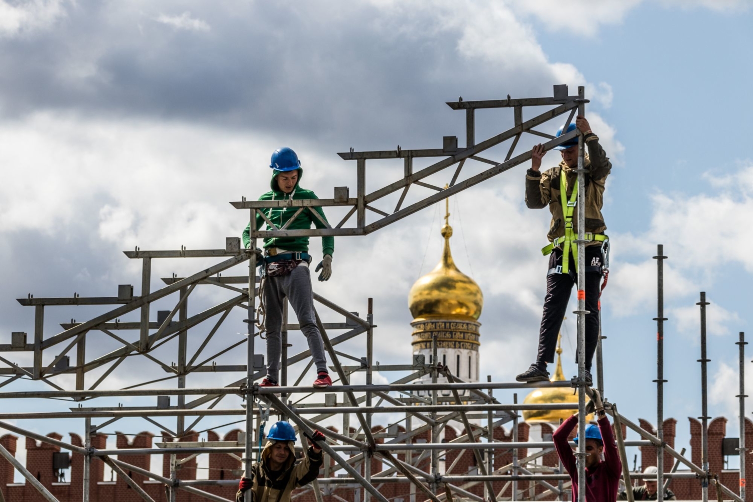 Не кочегары мы, не плотники...