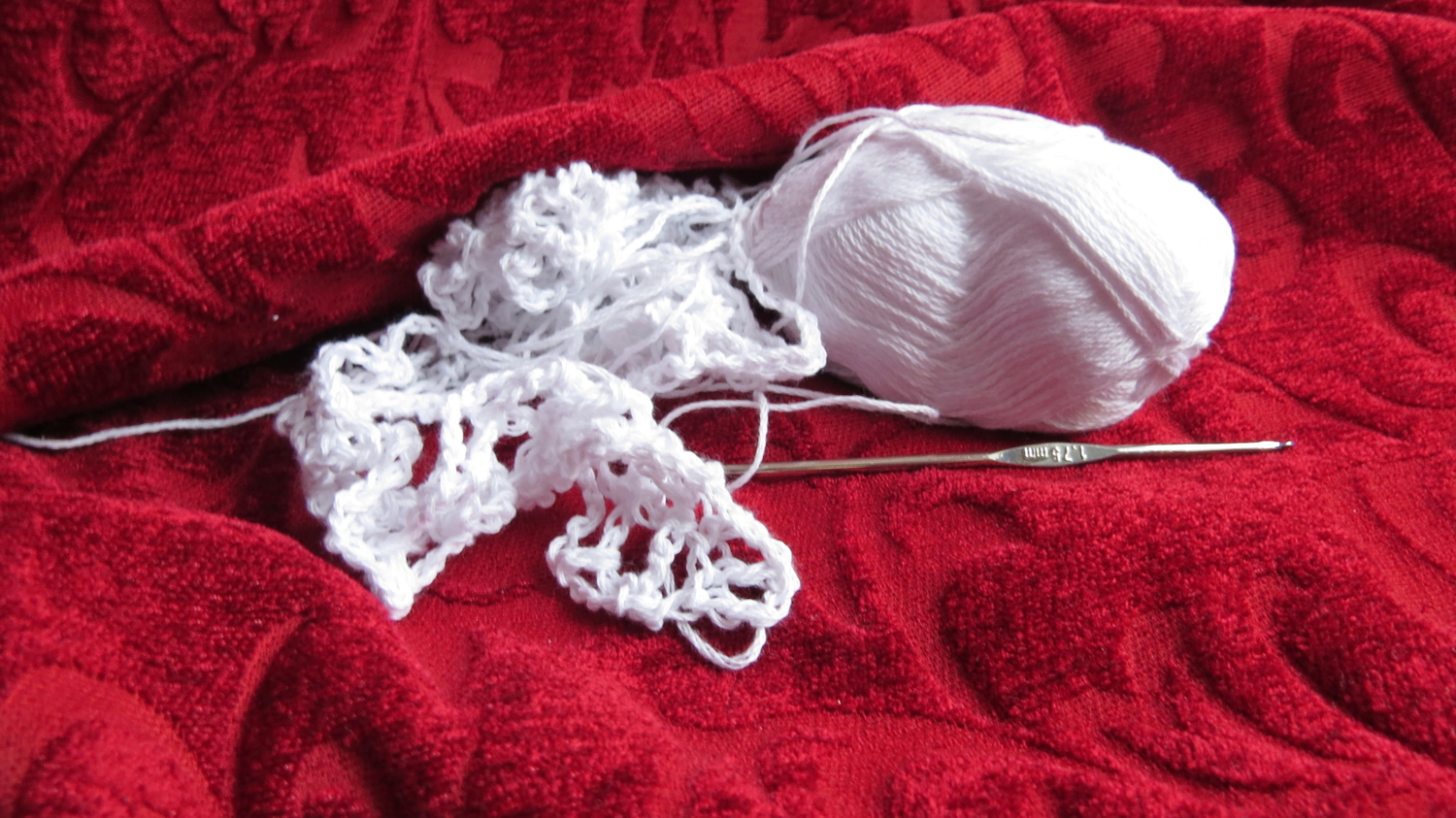 Вязание, клубок и ворсистая ткань