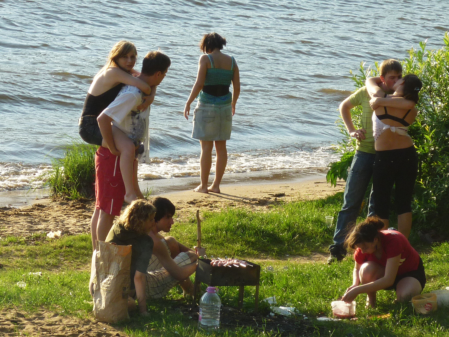 Купания на природе. Отдыхаем на речке. На речке люди пляж. Молодёжь на берегу реки. Люди отдыхают у реки.