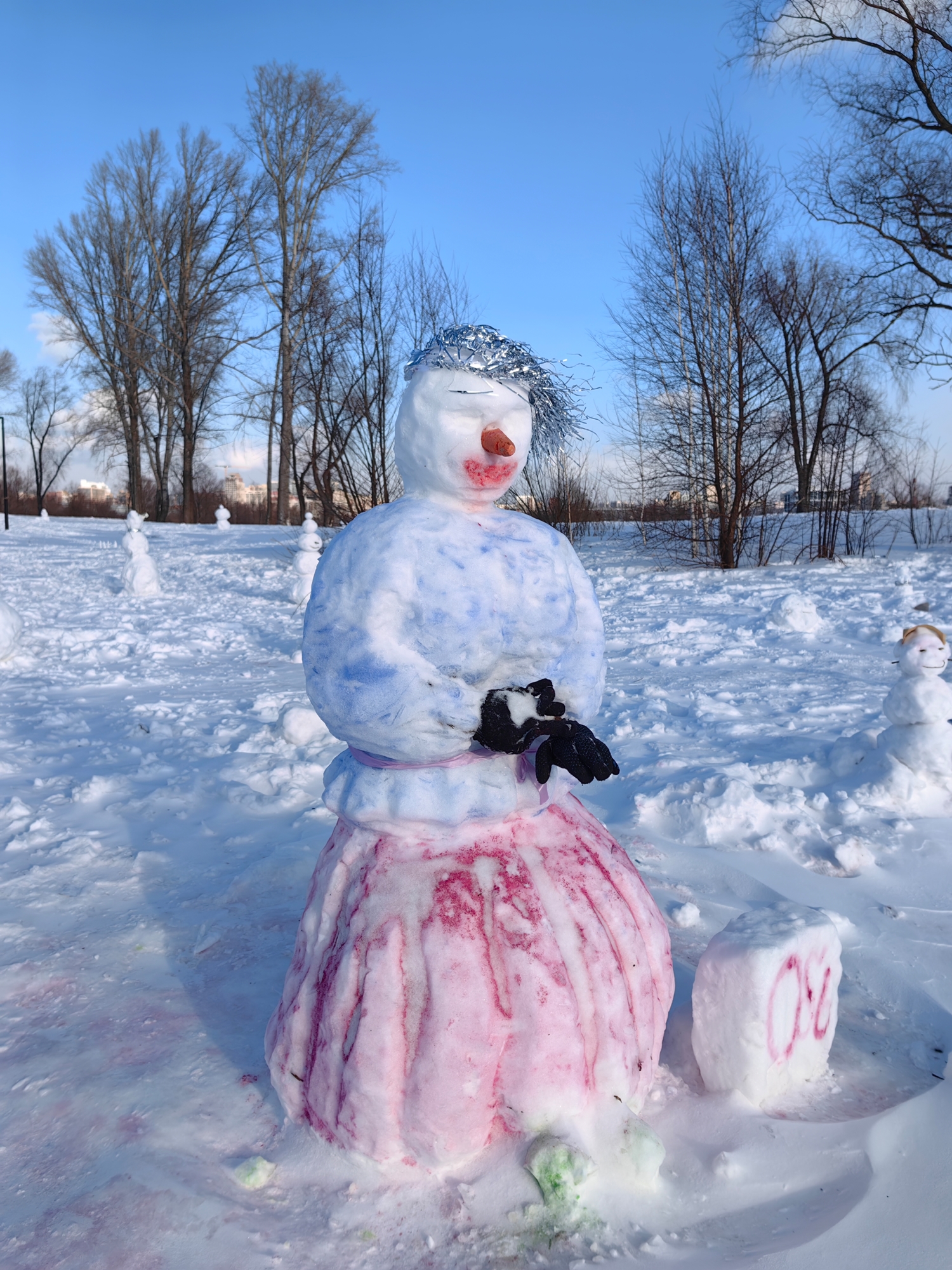 Модница в берете и перчатках